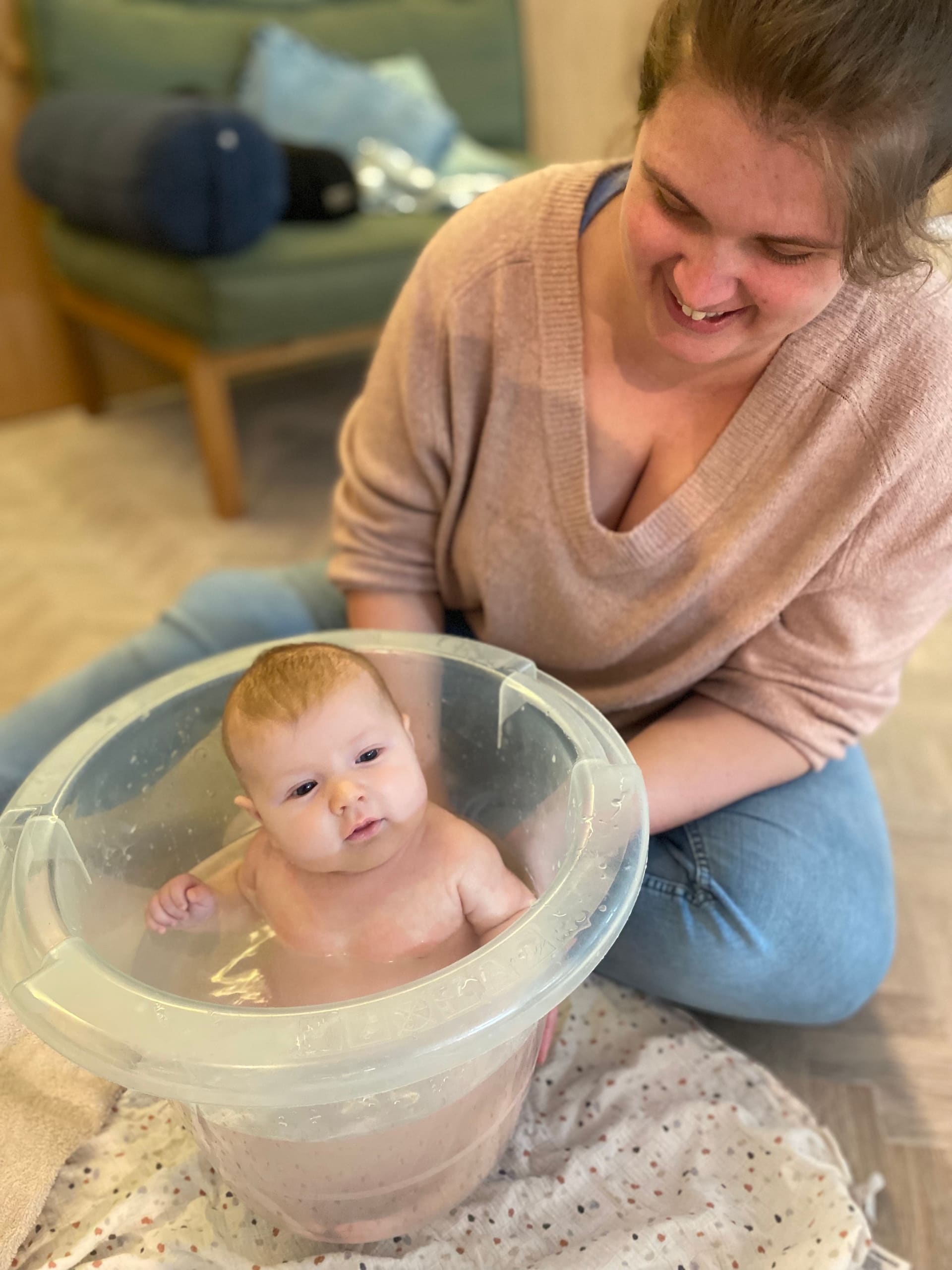 Ouder geeft baby een massage